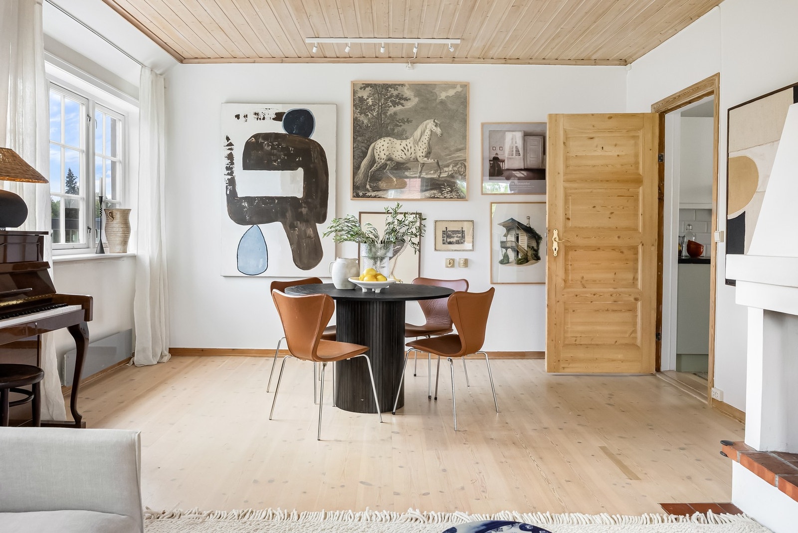 Stuen er et lyst og innbydende oppholdsrom med takhøyde på ca. 2,59 meter og god plass til både sofagruppe og spiseplass. Galleribilde