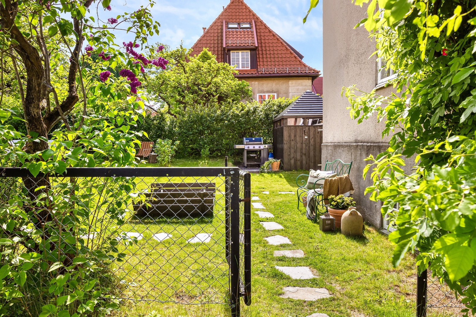Selgers egne ord: "Hagen har vært en av de største gledene ved å bo her. Den er stor, grønn og skjermet, og gir boligen en tydelig husfølelse midt i byen. Vi har hatt 17. mai-feiringer her, barnedåp, hagefester, grilling og mange rolige sommerdager med fa Galleribilde
