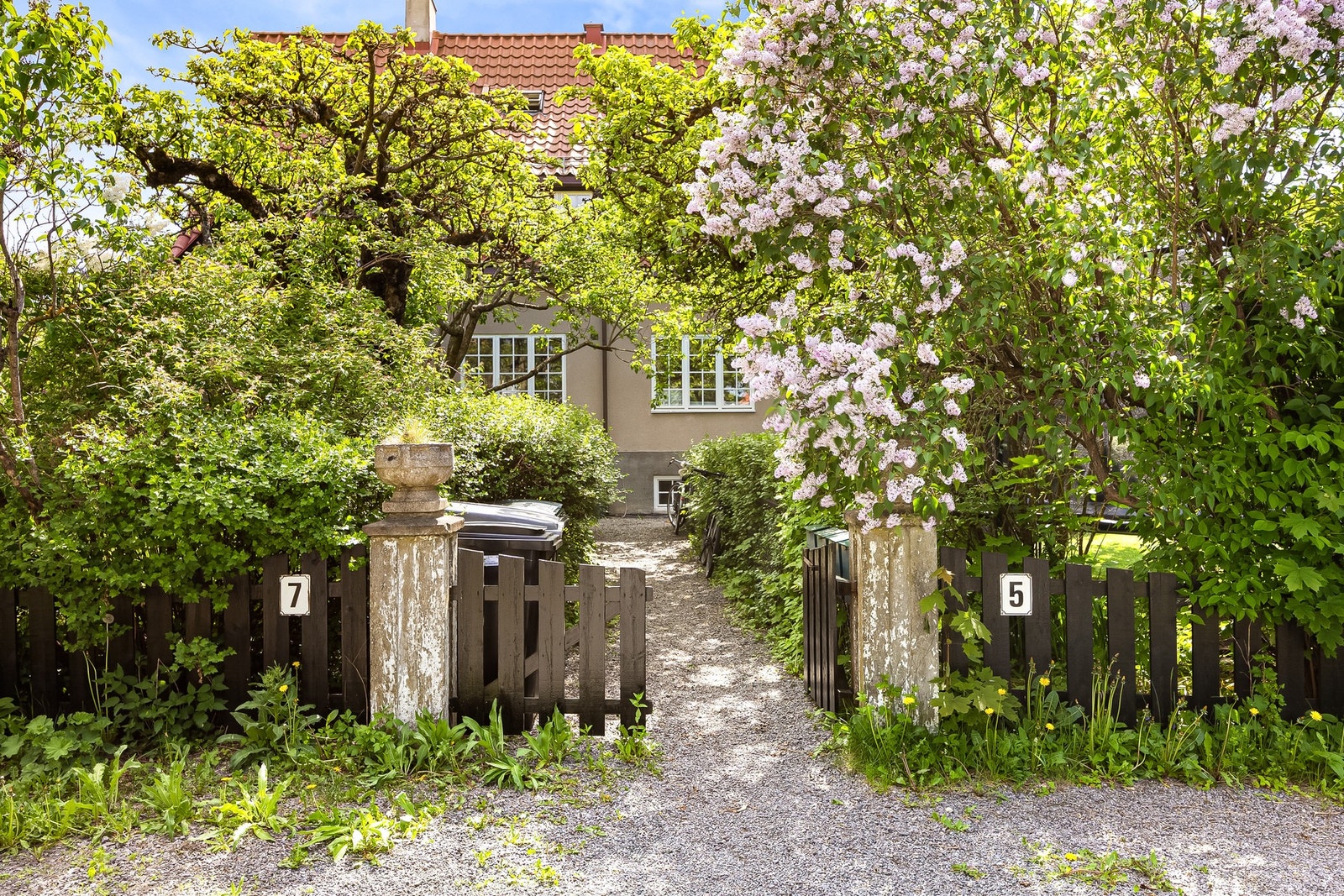Tomten er inngjerdet med egen port. Galleribilde