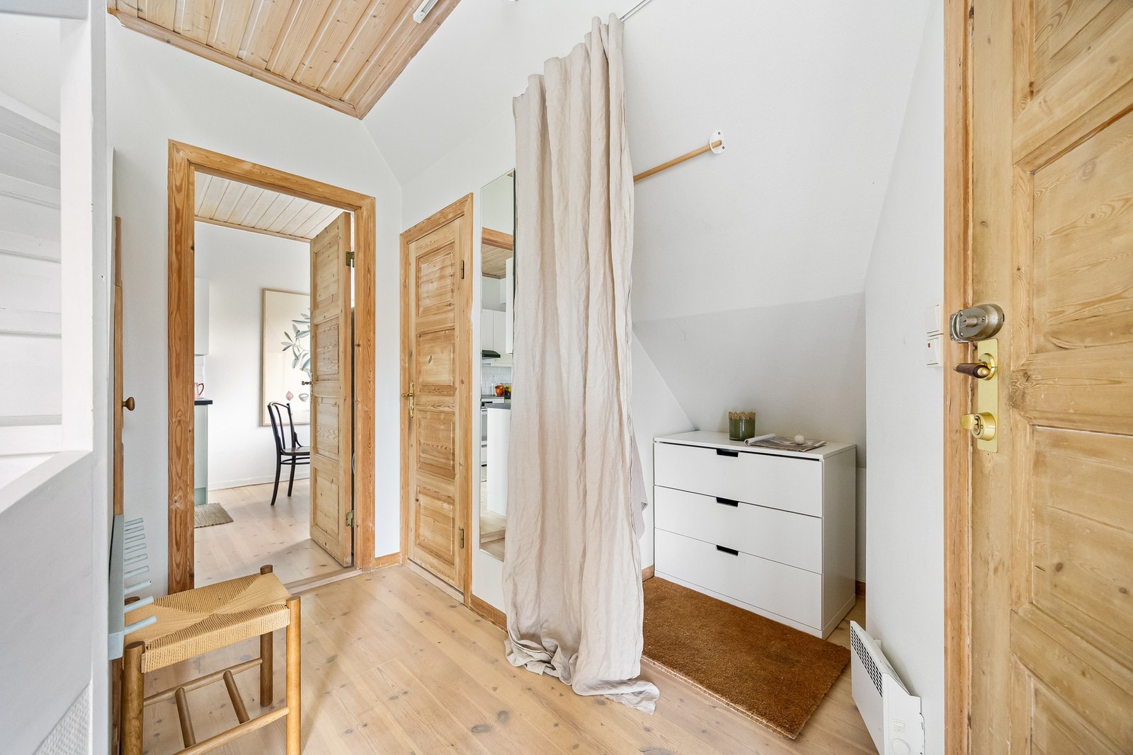 Velkommen inn! Entréen gir et godt førsteinntrykk av boligen og har plass til oppbevaring av ytterklær og sko. Galleribilde