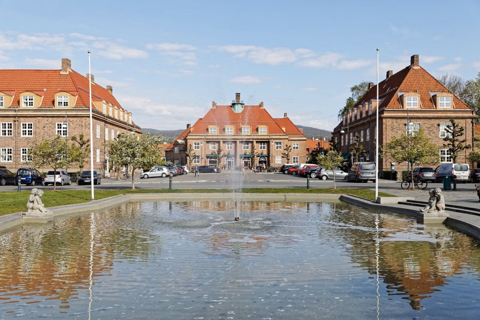 Fra boligen er det kort vei til Damplassen med fontene, blomsterbutikk, klesbutikk, pizzarestaurant, delikatessebutikk/dagligvare og Åpent Bakeri med nydelige bakervarer og smakfull kaffe. Galleribilde