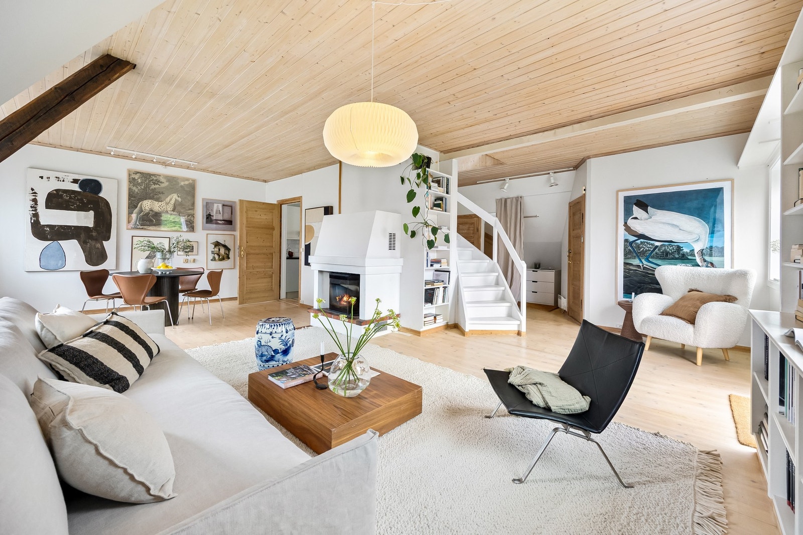 Boligen har en gjennomtenkt planløsning med romslige oppholdsrom, peis, store vindusflater. Galleribilde