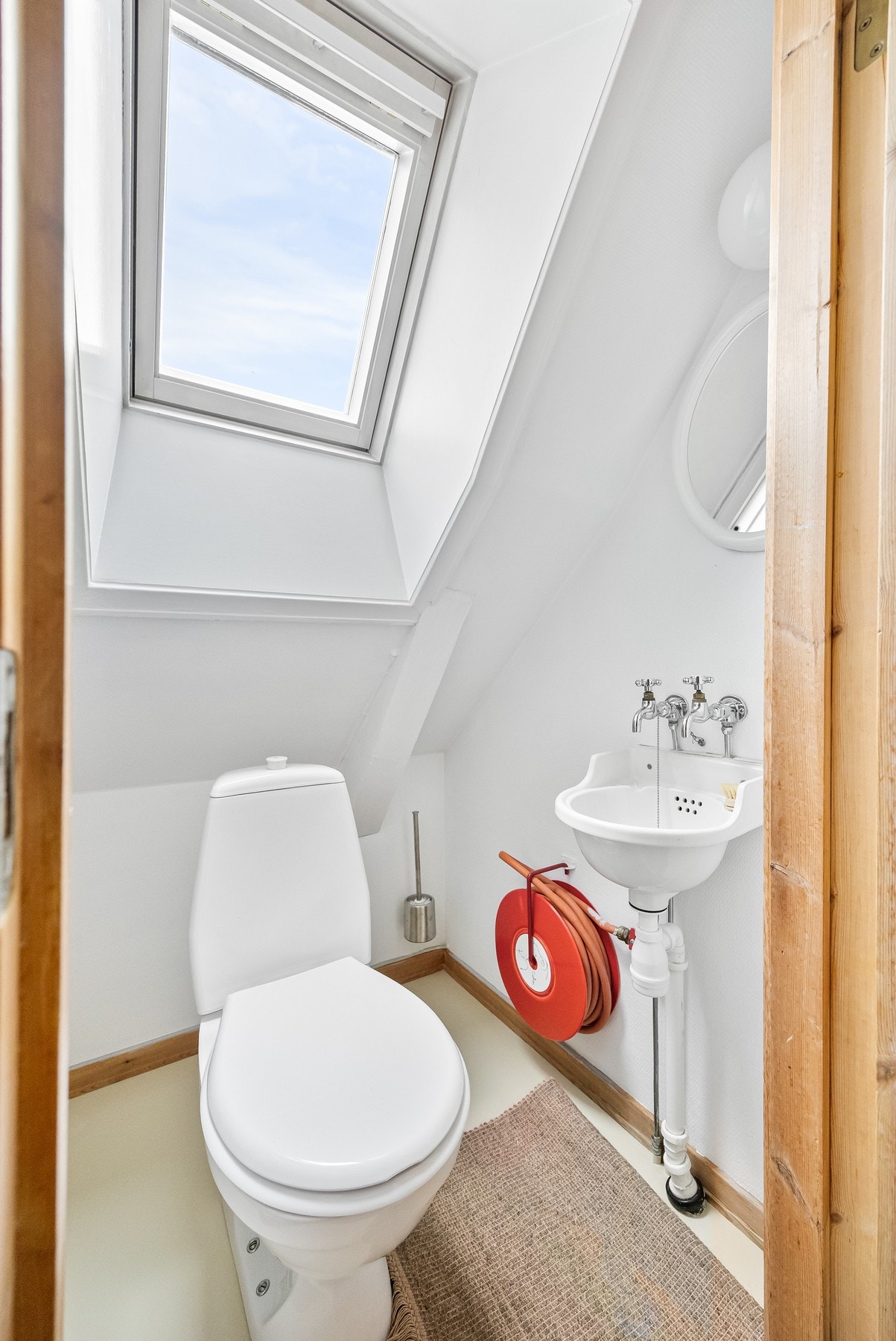 Separat toalettrom i hovedetasjen. Galleribilde