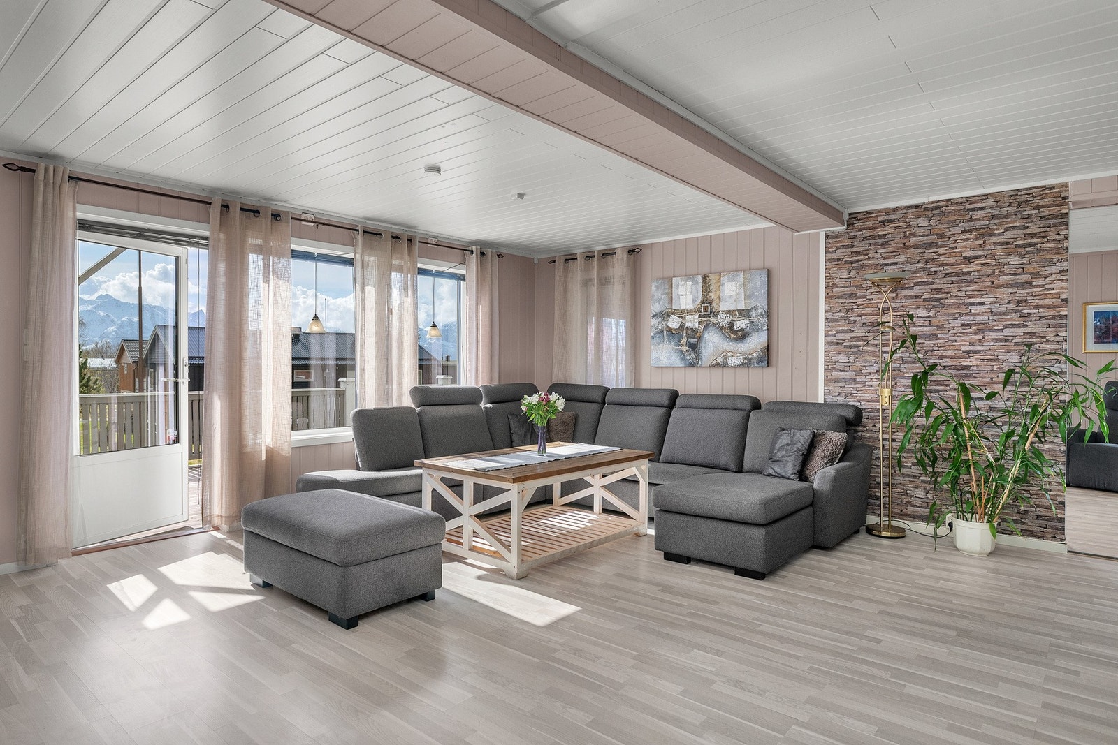 Luftig og åpen stue med gode vindusflater Galleribilde