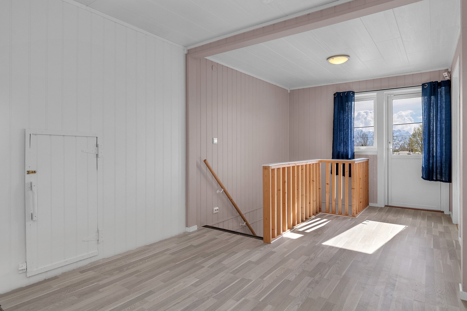 Fra gangen i 2.etasje er det utgang til balkong Galleribilde
