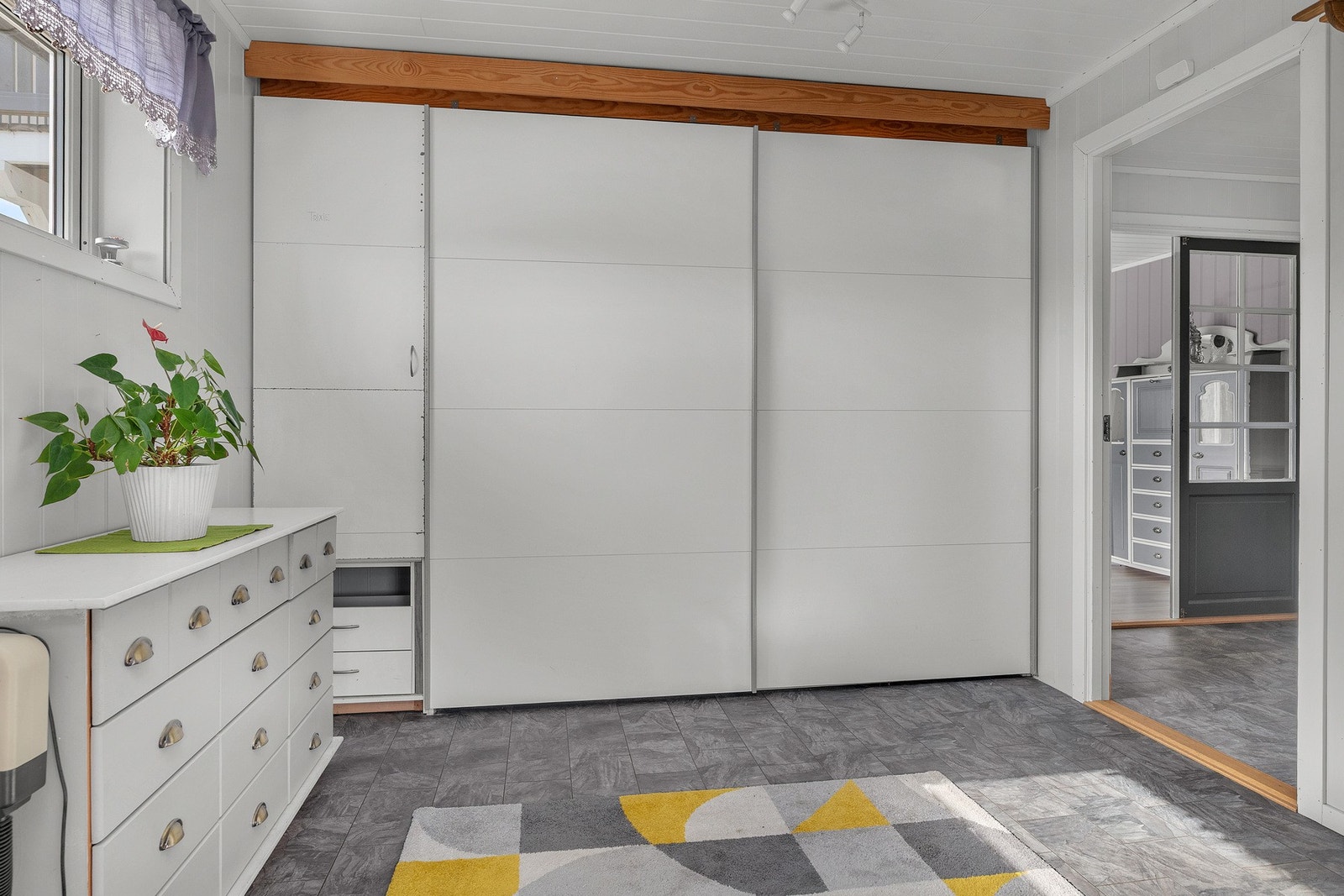 Inngangsparti med skyvedørsgarderobe Galleribilde