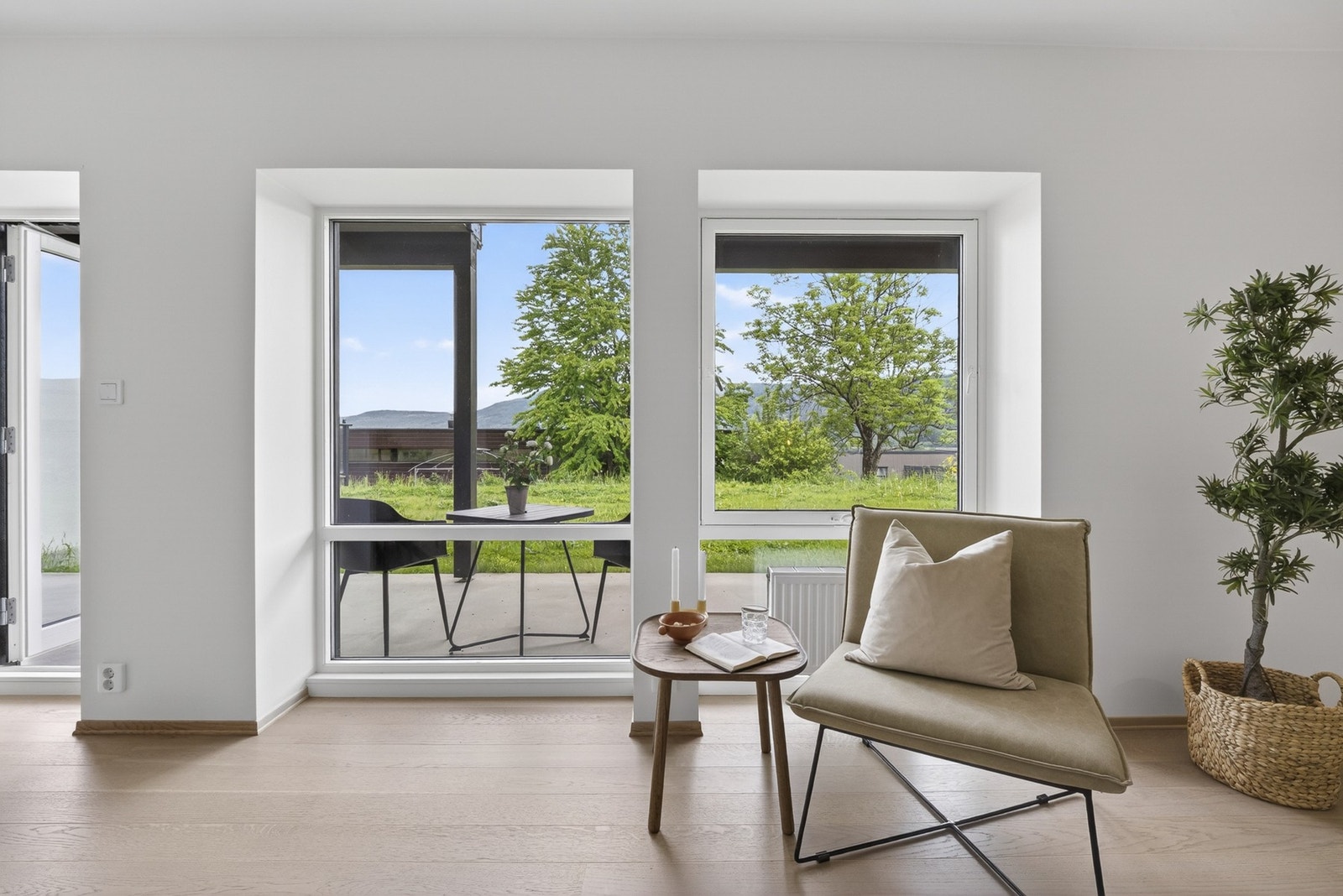 De store vindusflatene slipper inn rikelig med dagslys og bidrar til en luftig romfølelse gjennom hele dagen. Galleribilde