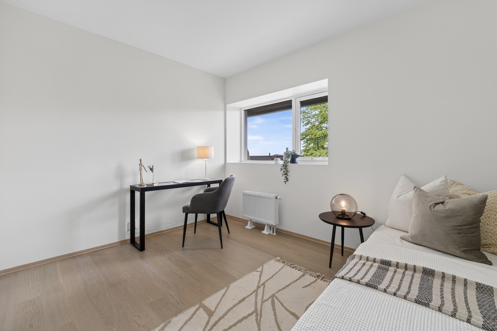 Rommet har plass til seng, skrivebord og oppbevaringsmøbler, noe som gjør det svært fleksibelt og tilpasningsdyktig etter ulike behov og livsfaser. Galleribilde
