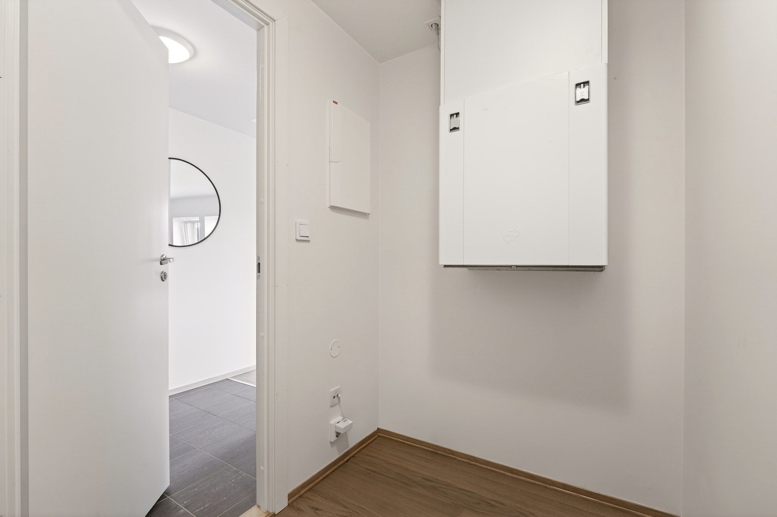 Praktisk teknisk rom med gode oppbevaringsmuligheter og plass til boligens tekniske installasjoner. Galleribilde