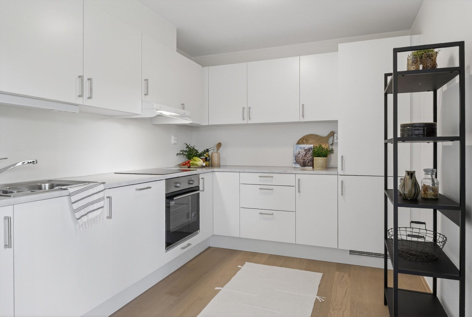 Laminatbenkeplaten gir gode arbeidsflater for matlaging og daglig bruk. Galleribilde