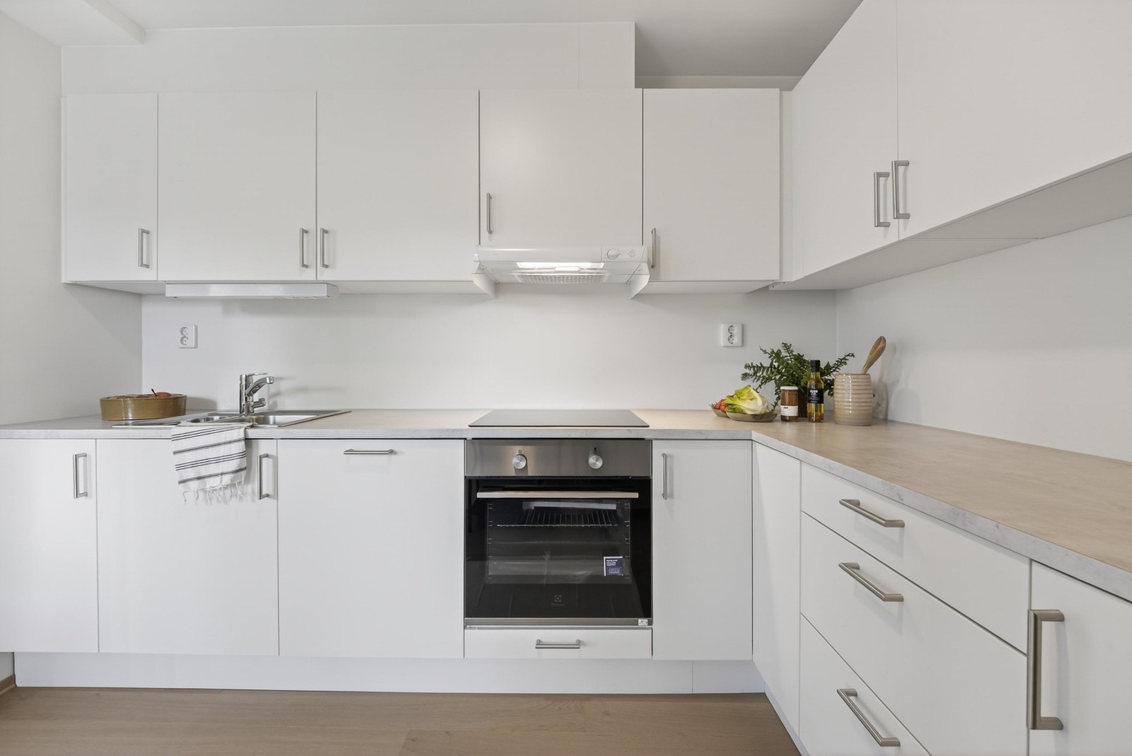 Kjøkkenet ble etablert i forbindelse med totalrenoveringen av boligen i 2023 og har et tidløst design med glatte fronter og rene linjer. Galleribilde