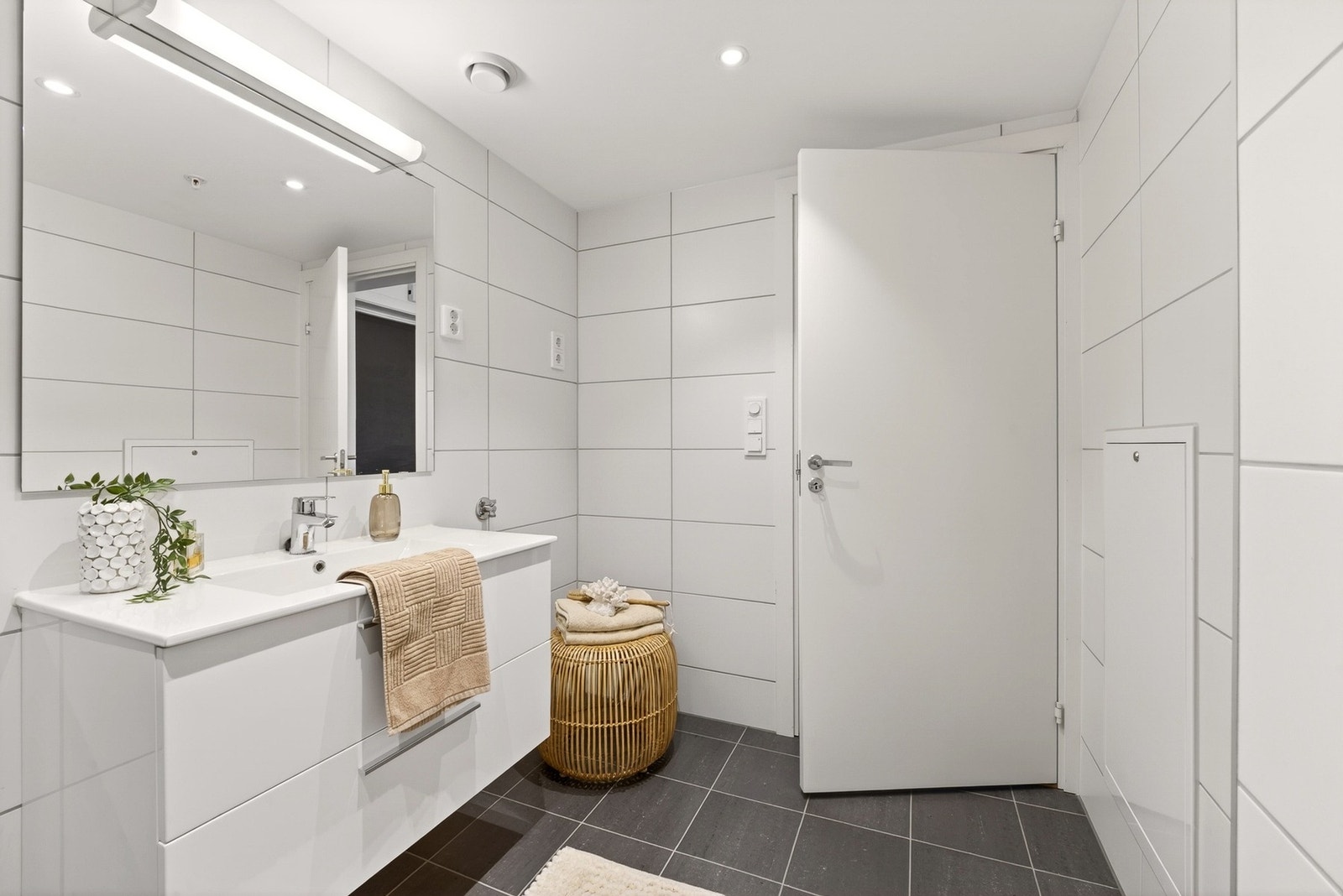 Badet fremstår som moderne, stilrent og svært innbydende med gjennomgående kvalitetsmaterialer og en tidløs utforming. Galleribilde