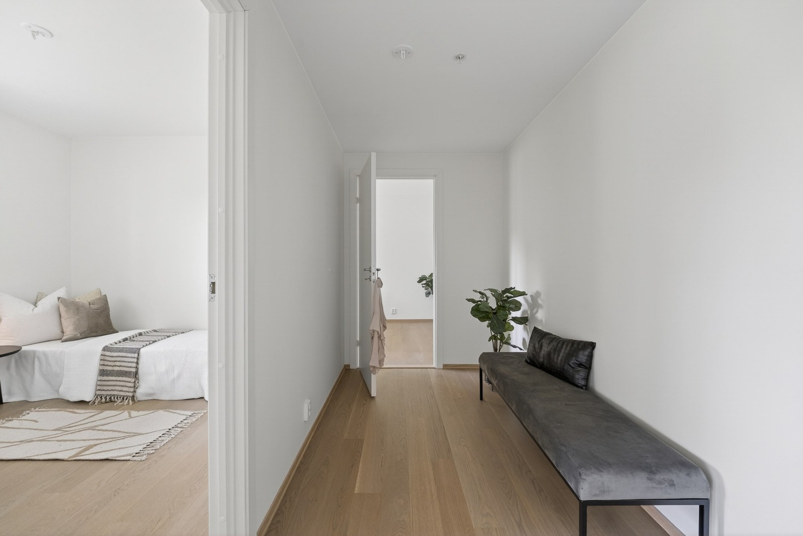 Gangen fra soveværelse er innbydende og fungerer som et naturlig ledd i boligen. Galleribilde