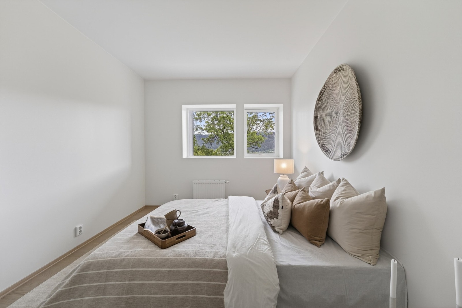 Boligen disponerer to romslige og lyse soverom som begge holder en gjennomgående moderne standard og byr på gode innredningsmuligheter. Galleribilde