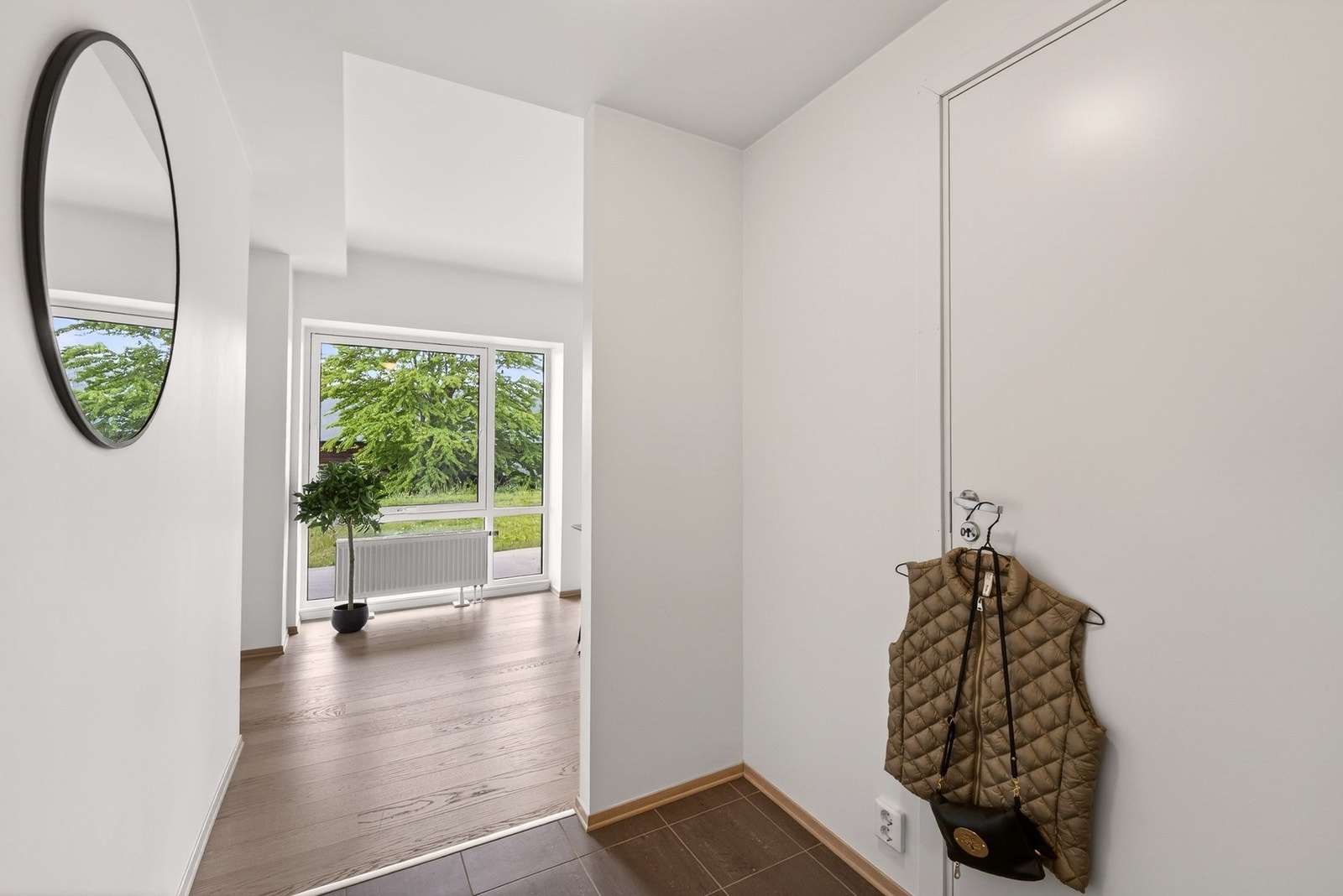 Velkommen inn i en lys og innbydende entré som gir et svært godt førsteinntrykk av boligen. Galleribilde