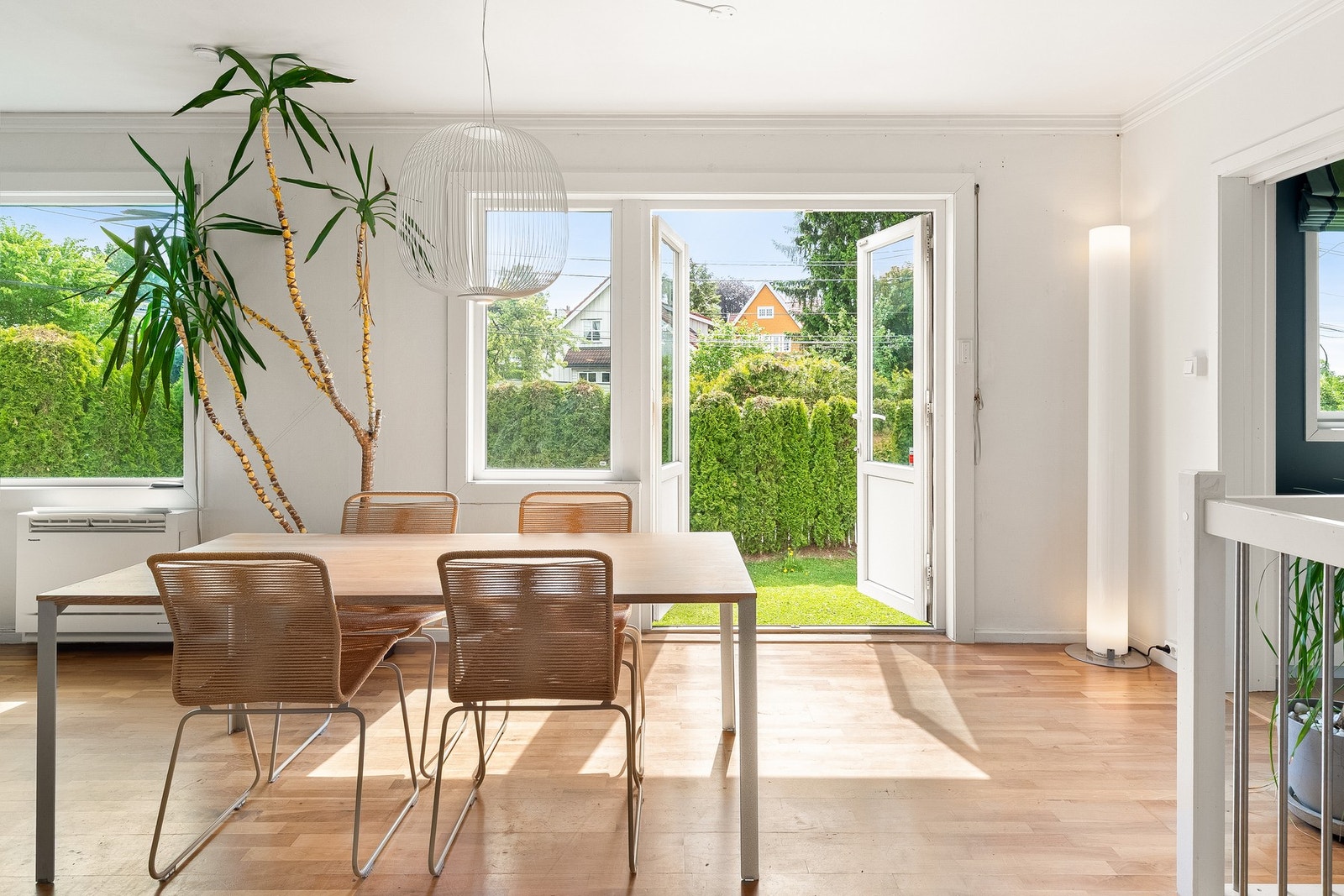 Spisestue med direkte utgang til hage og terrasse Galleribilde