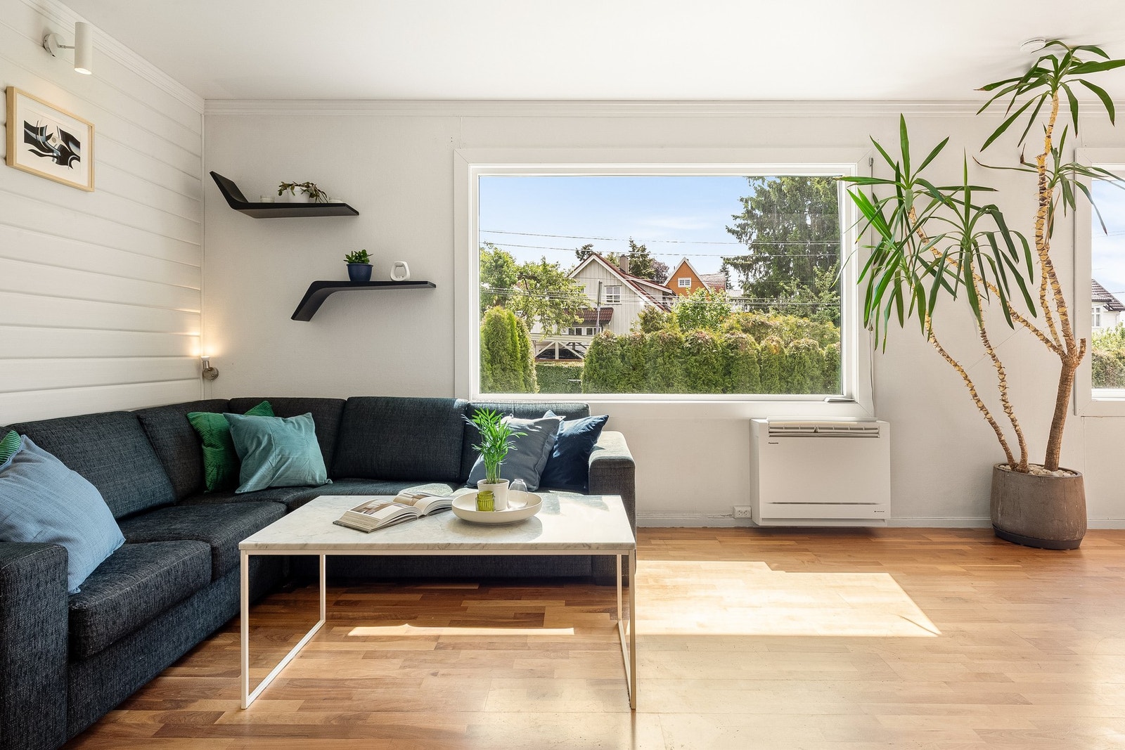 Store vindusflater fra 2021 gir rikelig med naturlig lys Galleribilde