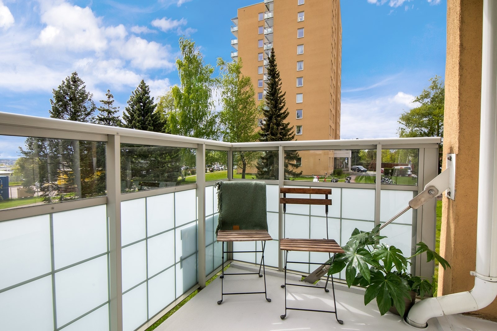Balkongen har god plass til en liten sittegruppe. Galleribilde