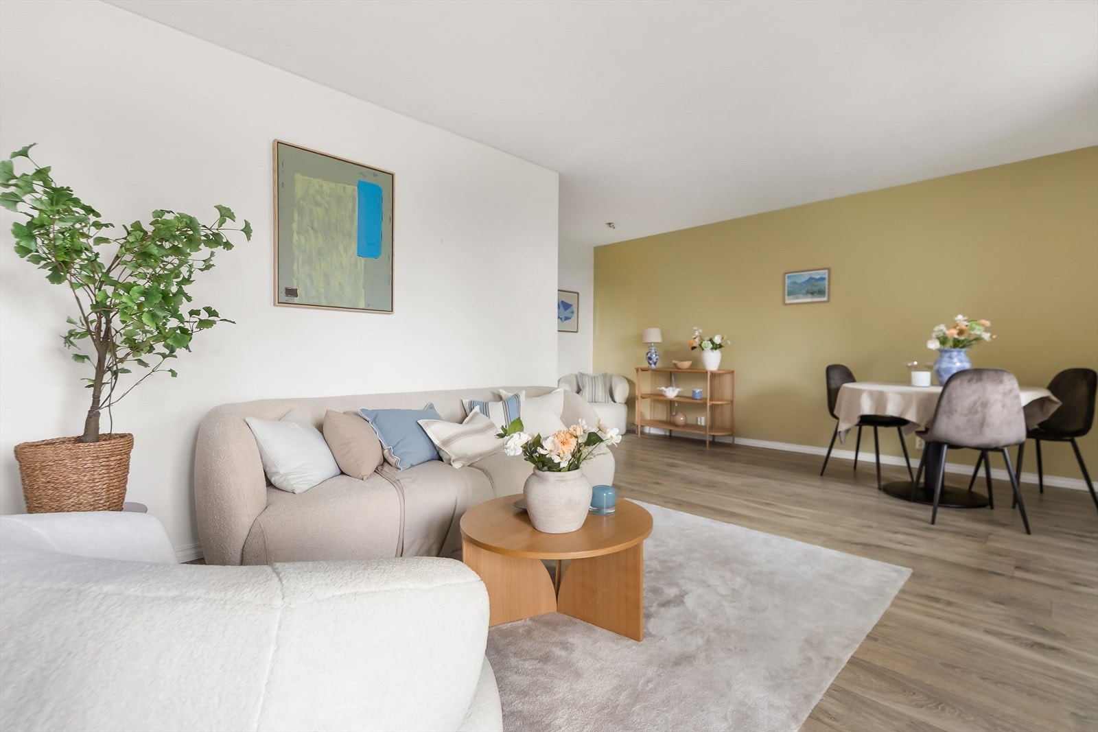 Leiligheten har en arealeffektiv planløsning og en stue som er enkel å møblere med plass til både sofagruppe og spisebord. Galleribilde