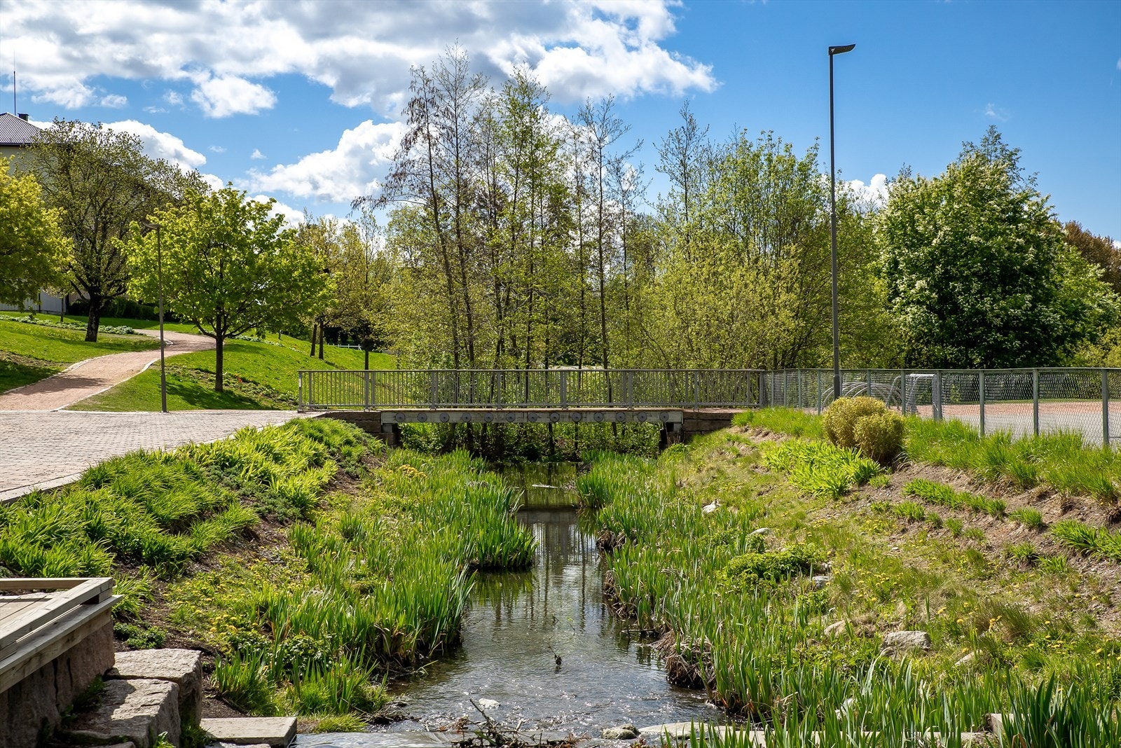 I Bjerkedalen park ble Hovinbekken gjenåpnet, noe som har skapt et levende naturområde med små fosser og dammer. Galleribilde