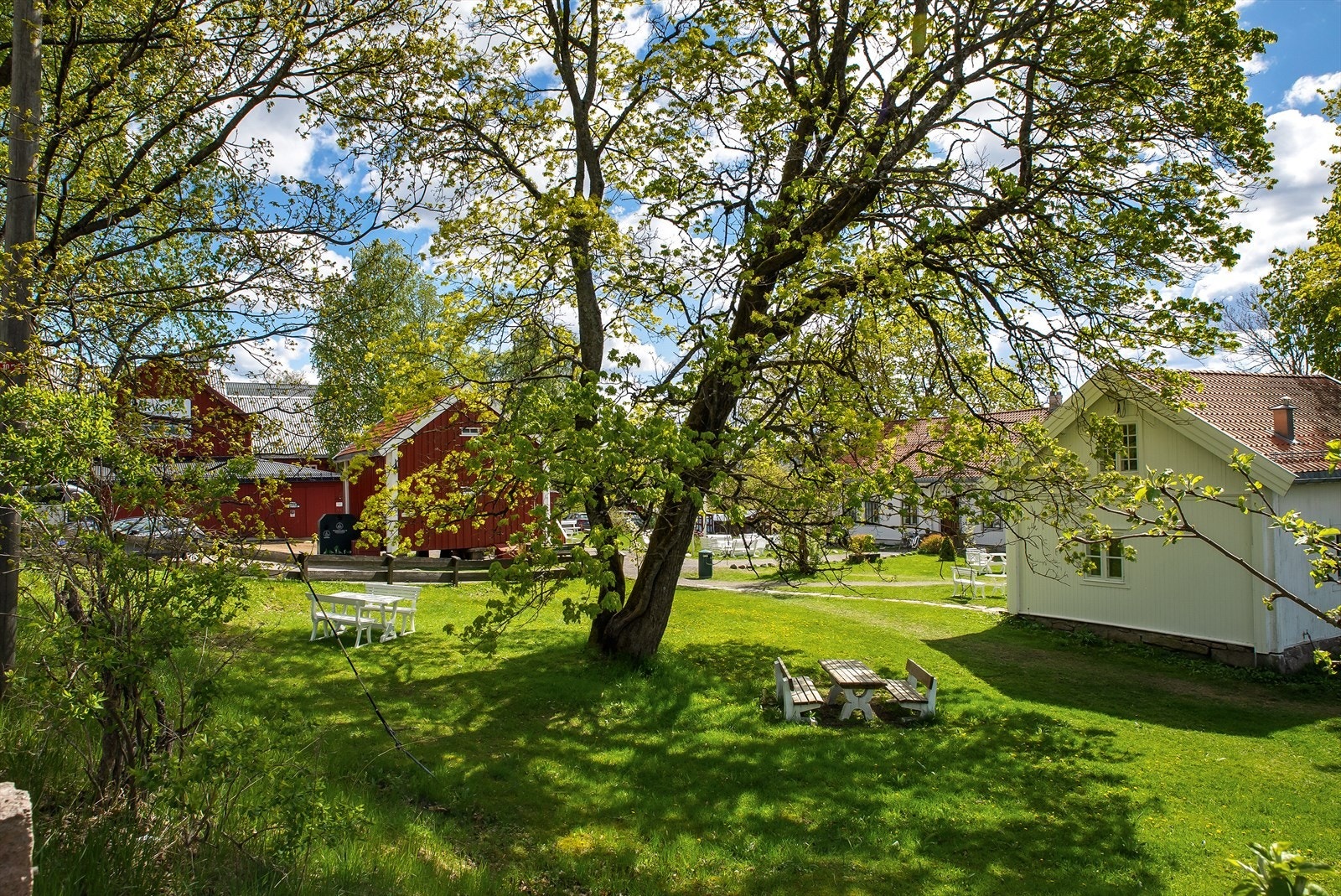Turstiene inn i Lillomarka starter praktisk talt rett utenfor, med et rikt nettverk av stier for tur og rekreasjon. Galleribilde