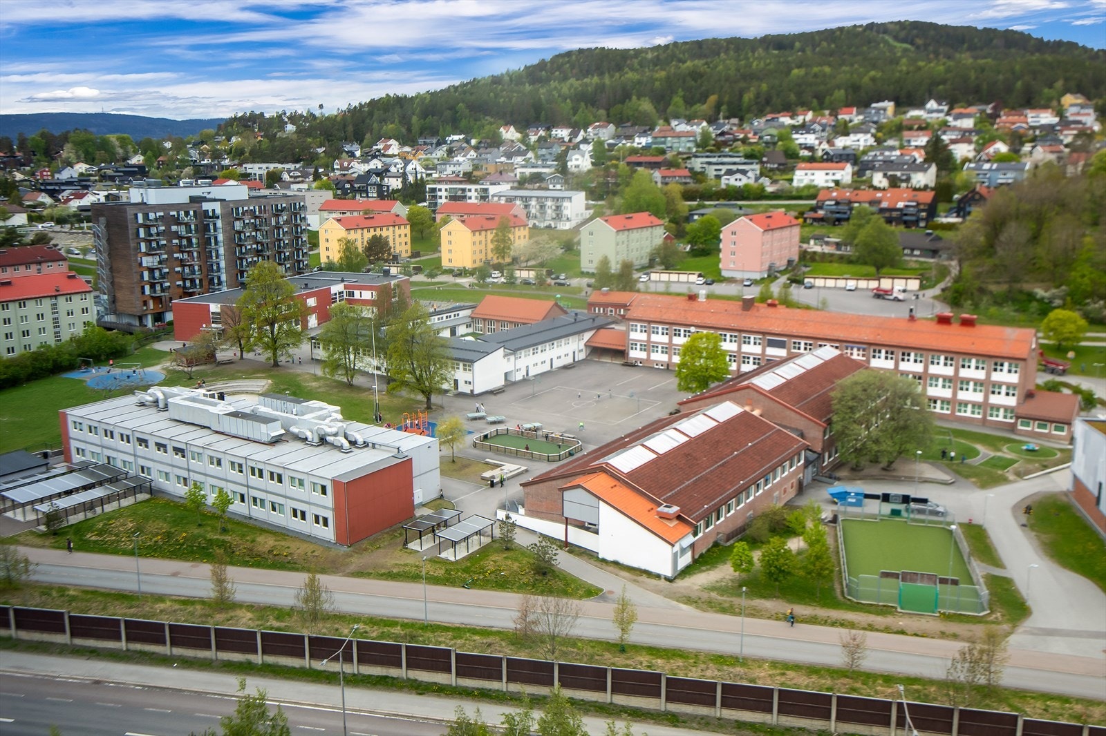 Årvoll skole for 1. til 10. trinn ligger kun få minutters gange unna. Galleribilde