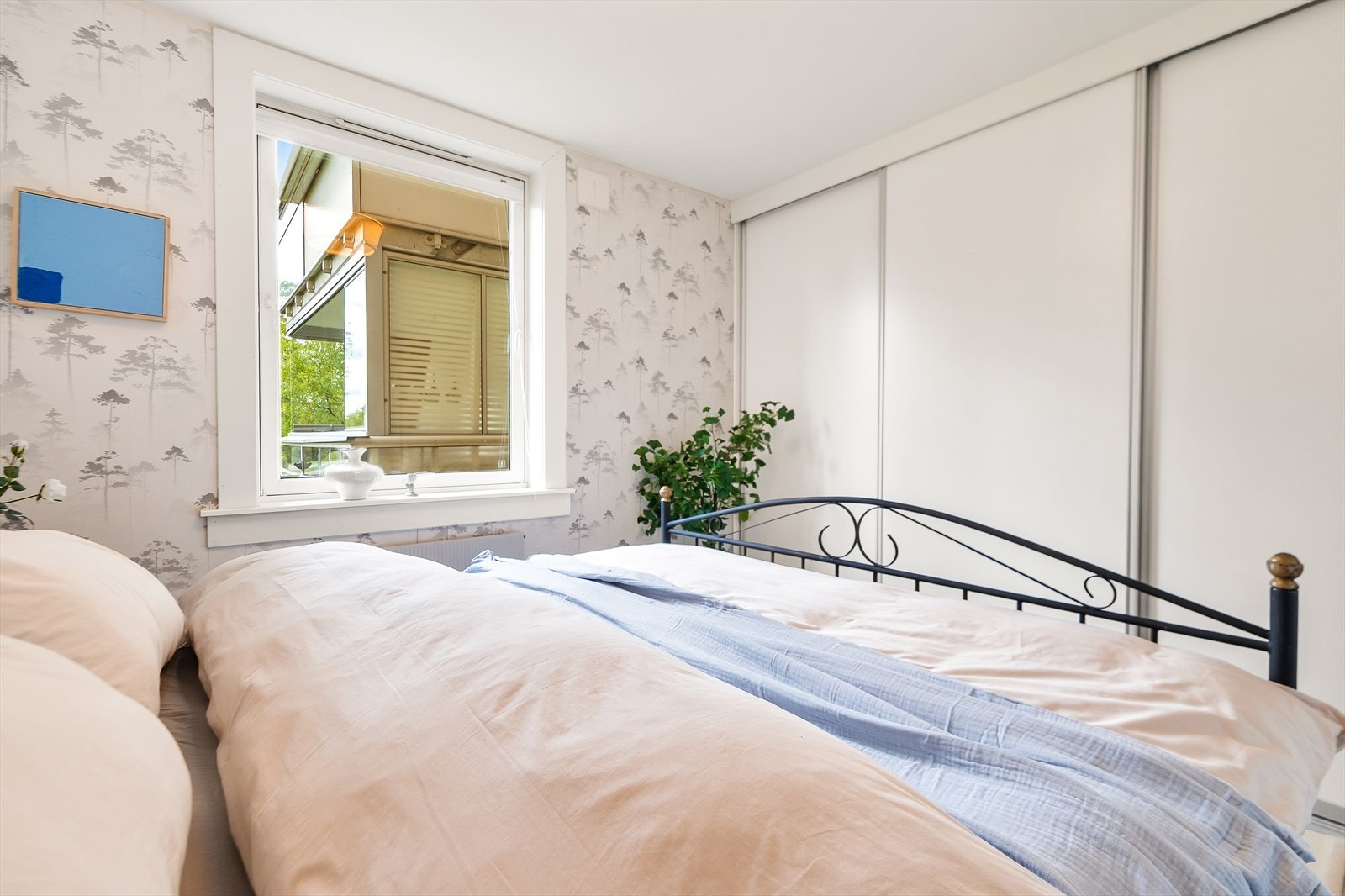 En romslig skyvedørsgarderobe gir rikelig med oppbevaringsplass. Galleribilde