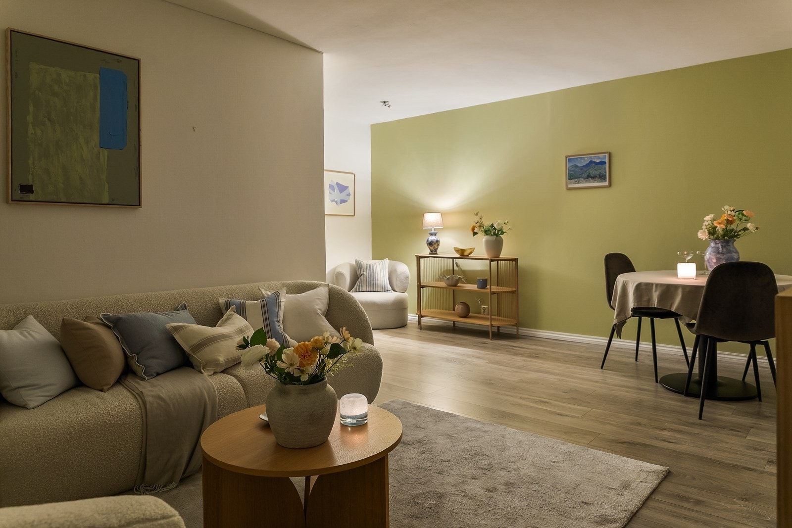 God plass til en romslig sofakrok for avslapning. Galleribilde