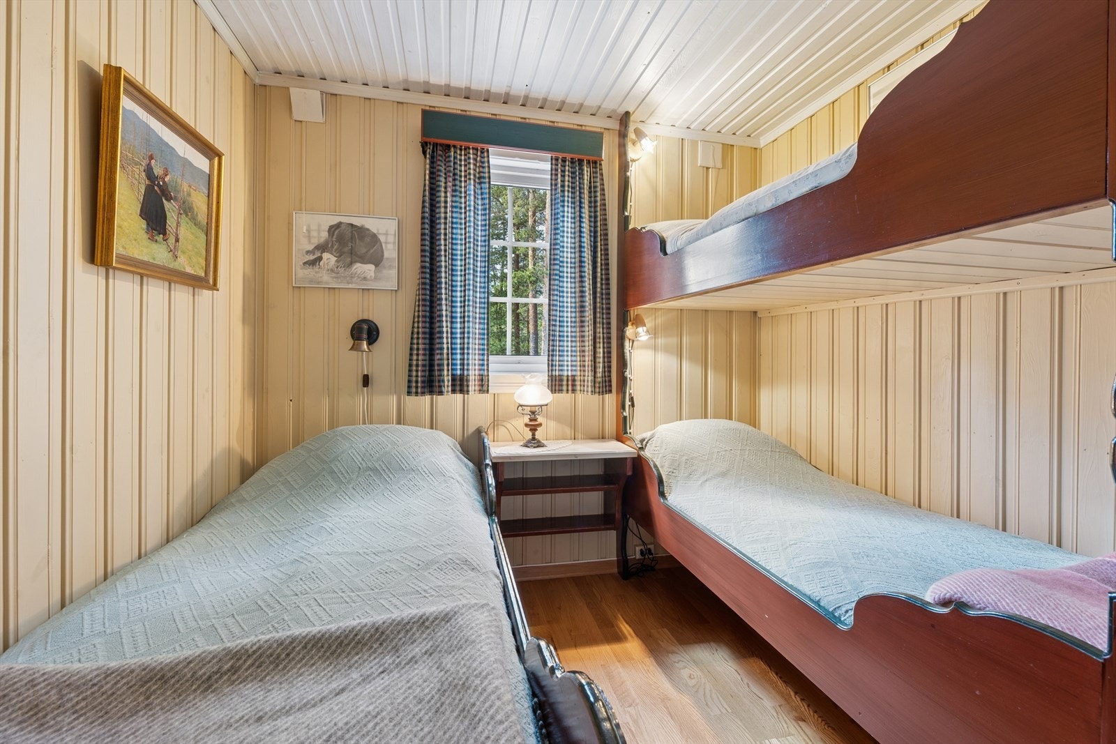 Hytta har to hyggelige soverom med gjennomgående lun hyttefølelse. Galleribilde