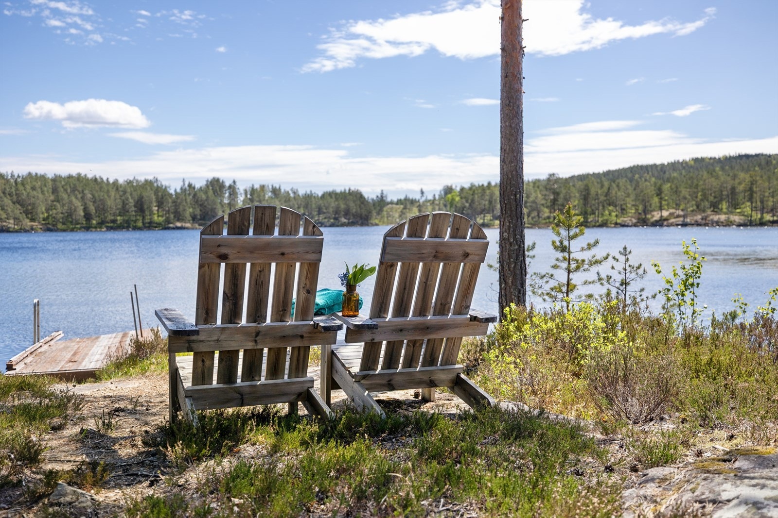 Hytta har en flott beliggenhet, kun noen få titalls meter fra vannet. Her kan man nyte late sommerdager i naturskjønne omgivelser. Galleribilde