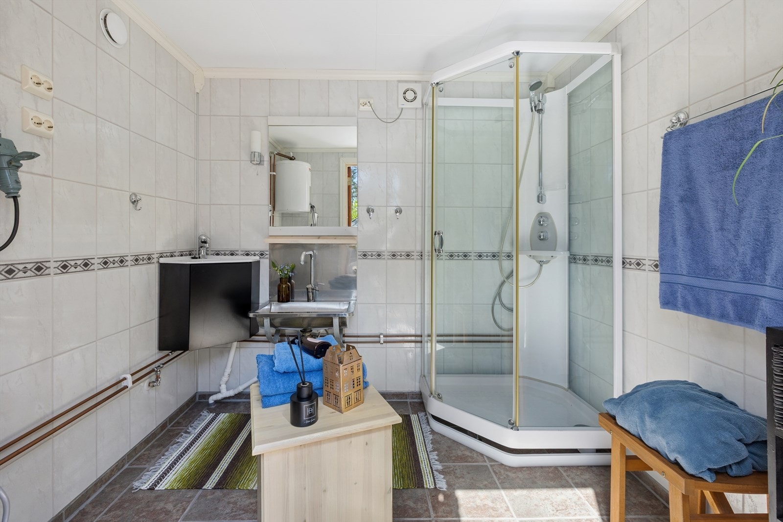 Pumpehuset er innredet med takess, flis på vegger og flis på gulv med varmekabel. Bygningen er ikke omsøkt eller godkjent, se punkt i salgsoppgaven vedr. ferdigattest. Galleribilde