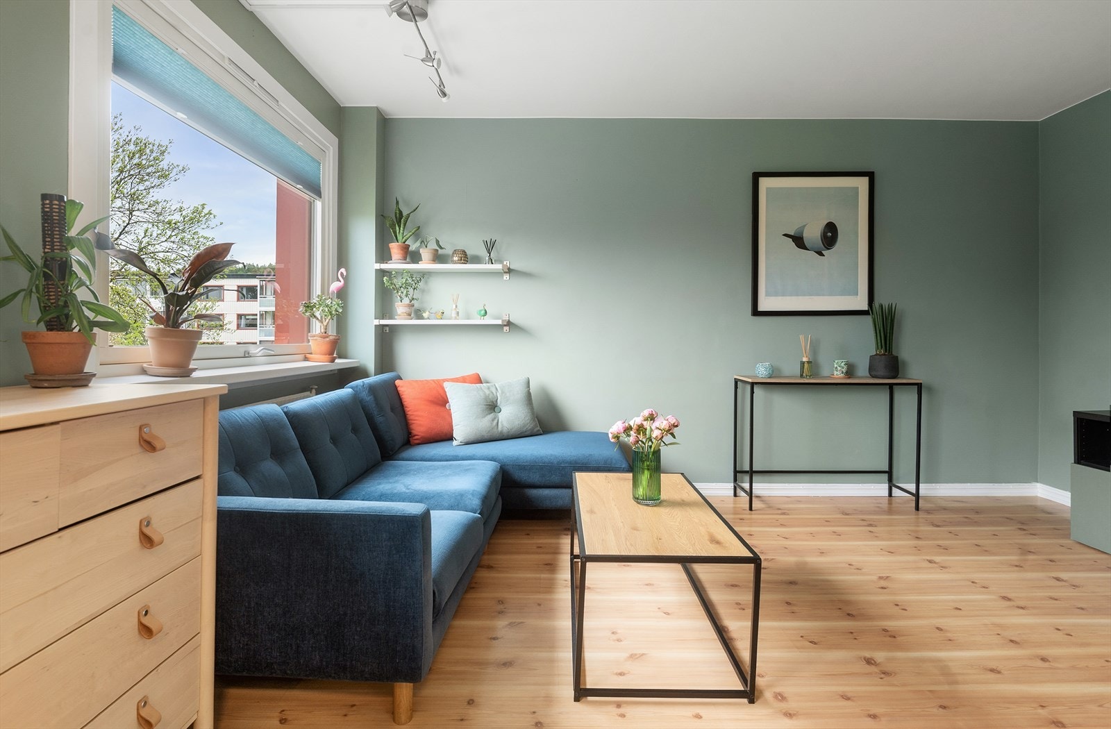 Stuen har laminatgulv og oppvarming via radiator med vannbåren varme. Galleribilde