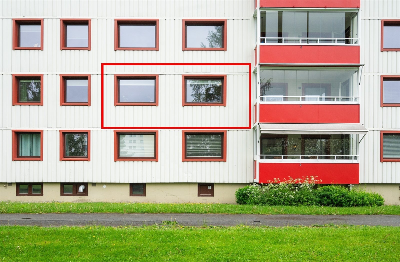 Leiligheten ligger i bygningens 2. etasje, med vinduer mot fellesarealene. Galleribilde