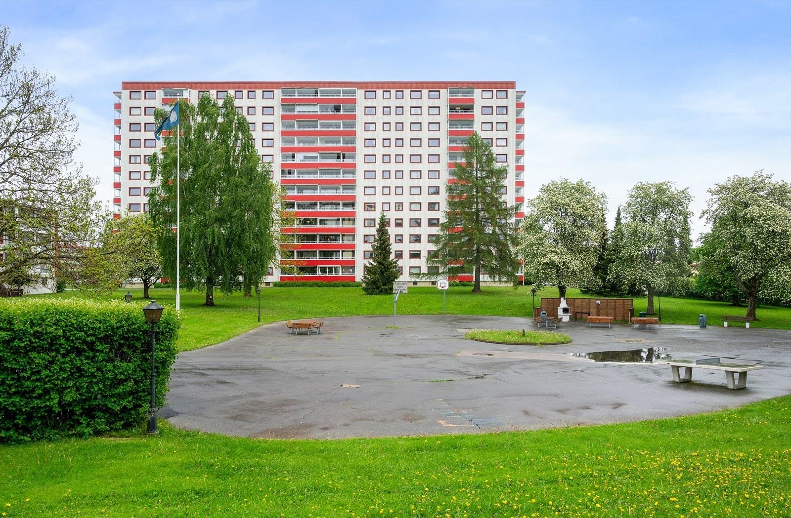 Leiligheten er en del av Mellomgården Borettslag, et veldrevet borettslag med ordnet økonomi. Galleribilde