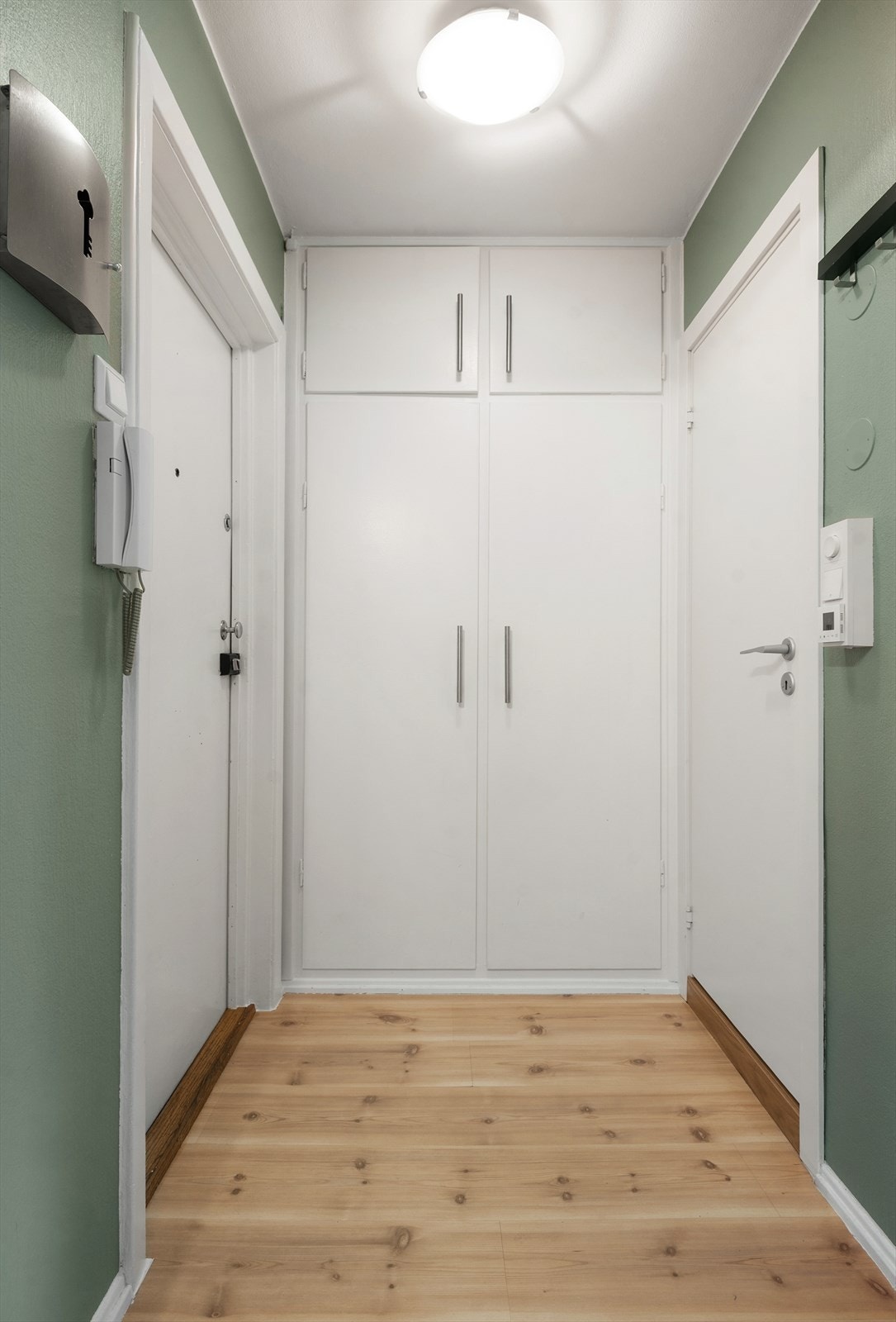 Entré med plassbygde skap og dørcalling. Leiligheten disponerer to eksterne boder for ekstra lagring. Galleribilde
