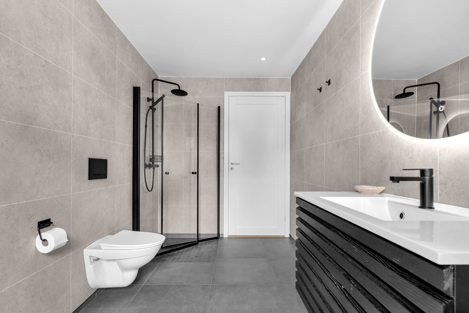 Badet er også lekkert innredet med 60*60 flis på gulv, mosaikk i dusj og innredning med sorte og hvite kontraster som gir et elegant og stramt uttrykk. Galleribilde