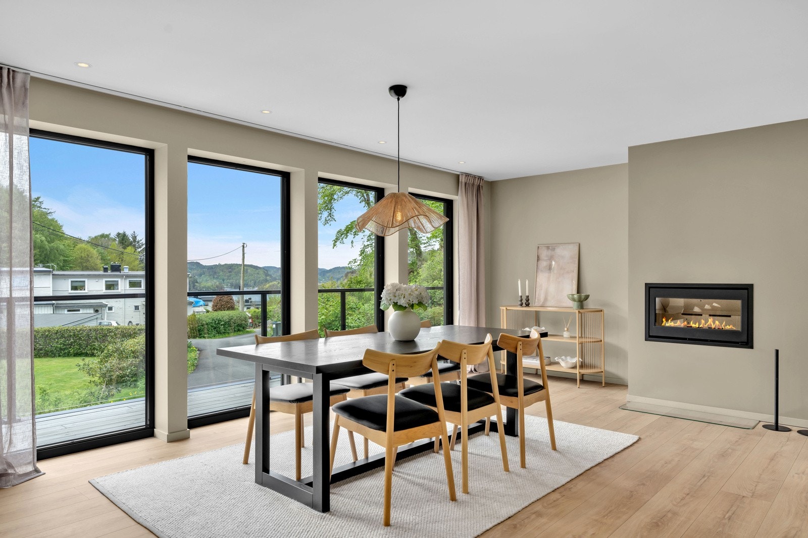Der det er naturlig med langbord er det også store vindusflater mot uteområde og utsikten mot Skogsfjorden. Galleribilde
