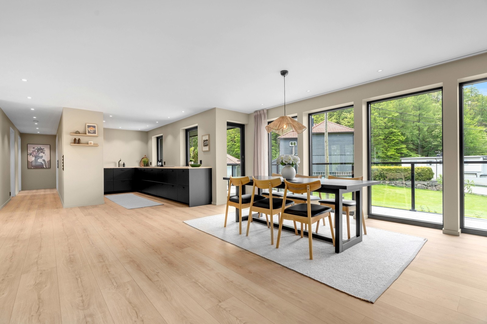 Det er adkomst ut på terrassen fra stue/kjøkkendelen. Galleribilde