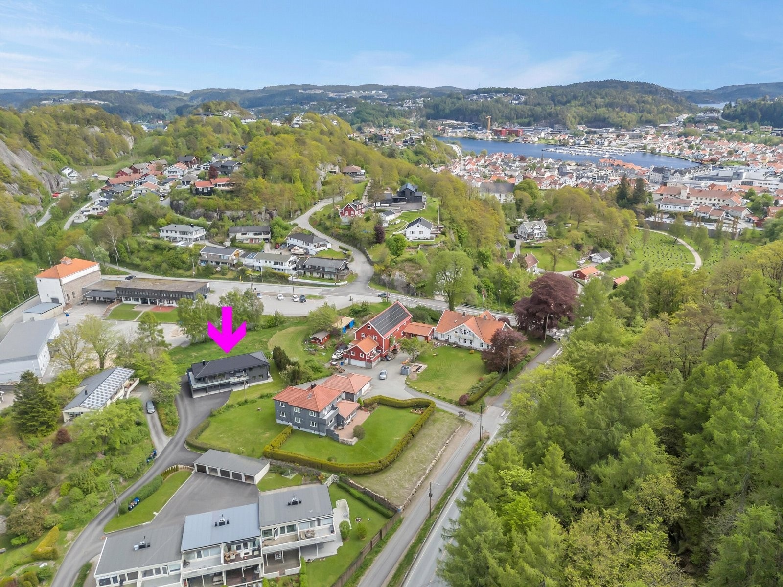 Boligen ligger meget sentralt med kort vei til det meste. Galleribilde