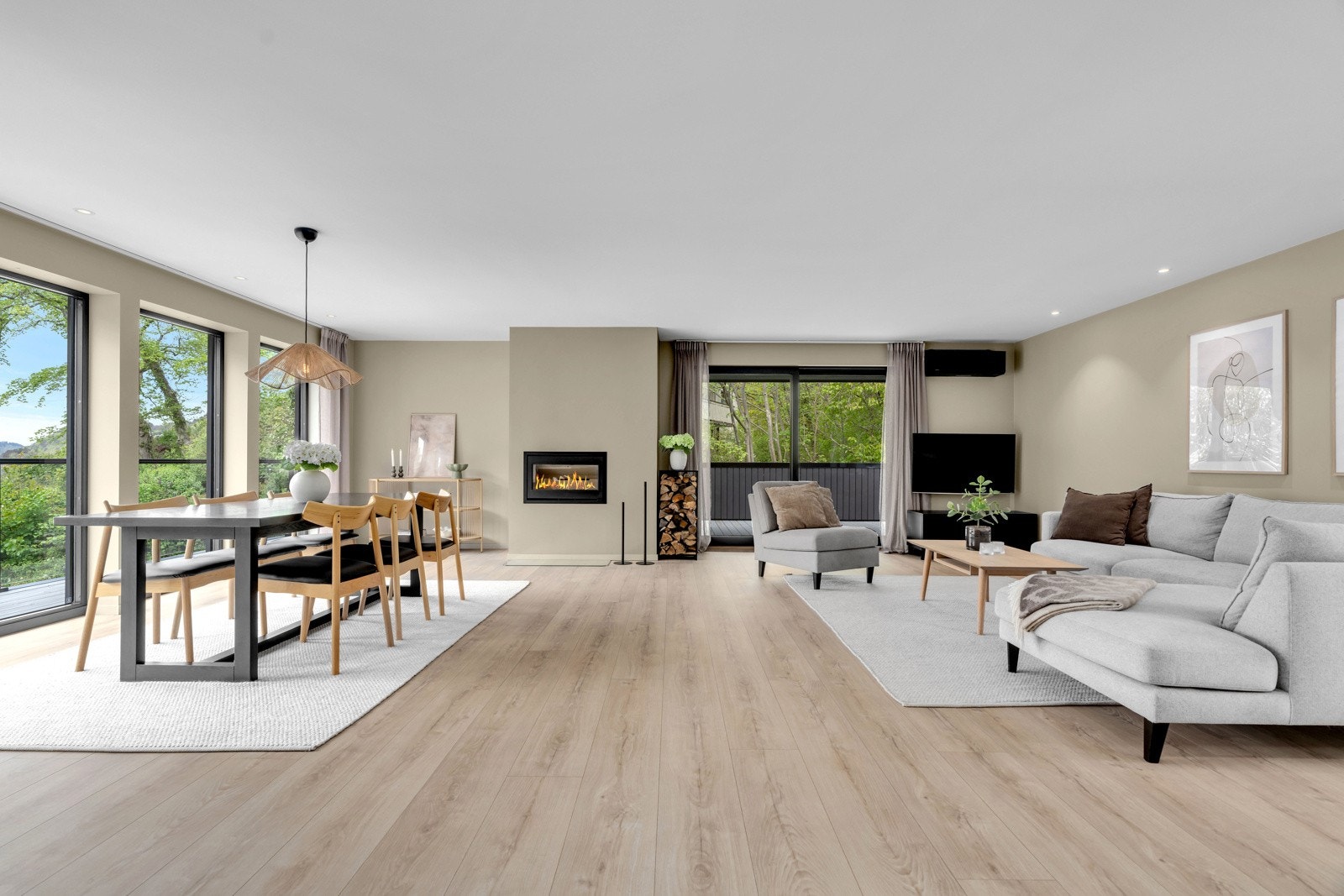 Stuen er av en så god størrelse at der blir naturlig med langbord og en romslig sofagruppe. Galleribilde