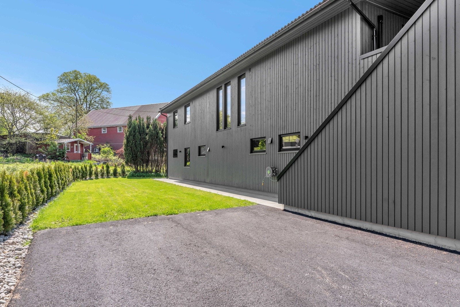Parkeringsområde for hybelen og trappeadkomst til terrassen. Galleribilde