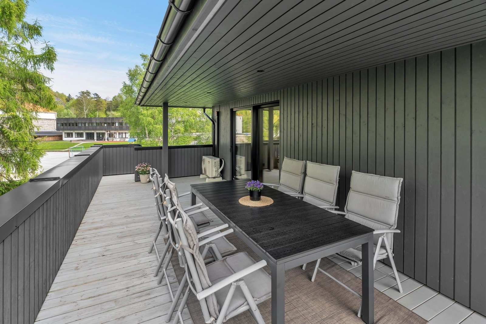 Terrassen rundt deler av boligen har gode møbleringsmuligheter og er delvis overbygd. Galleribilde