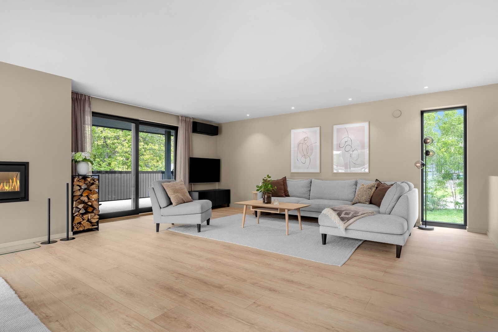 Det er også adkomst med skyvedør fra terrassen inn i stuen. Galleribilde