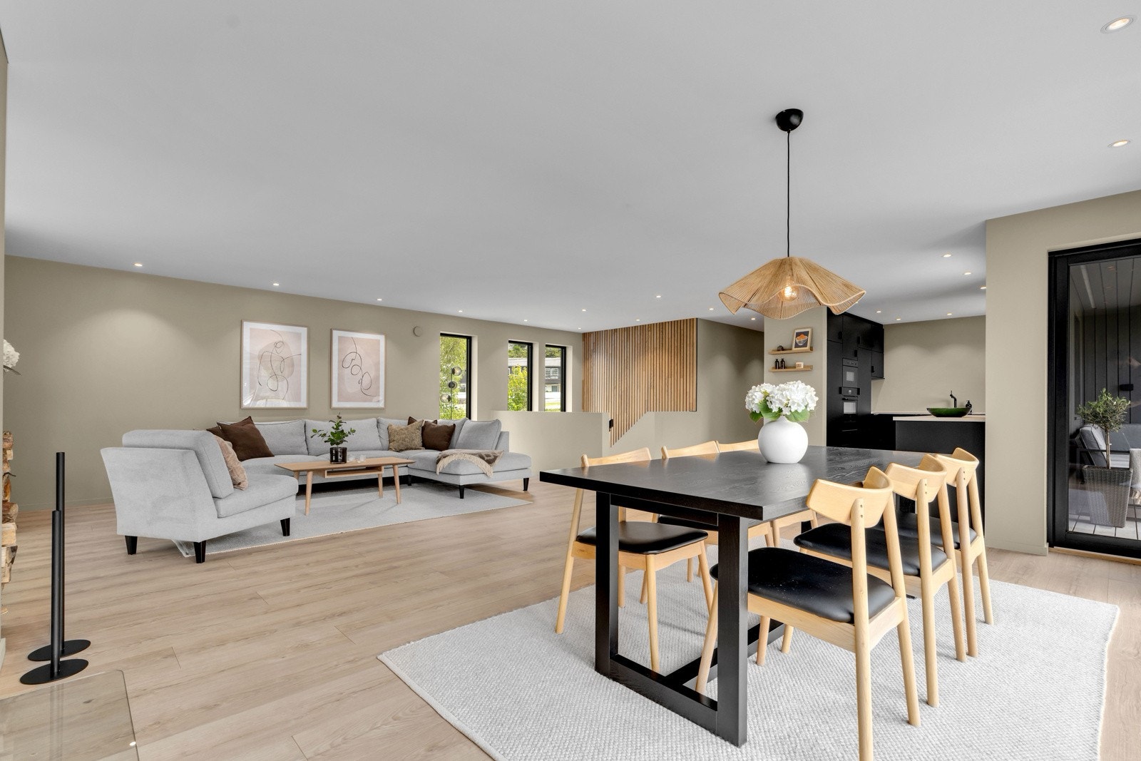 I stuen er det god plass til langbord. Galleribilde