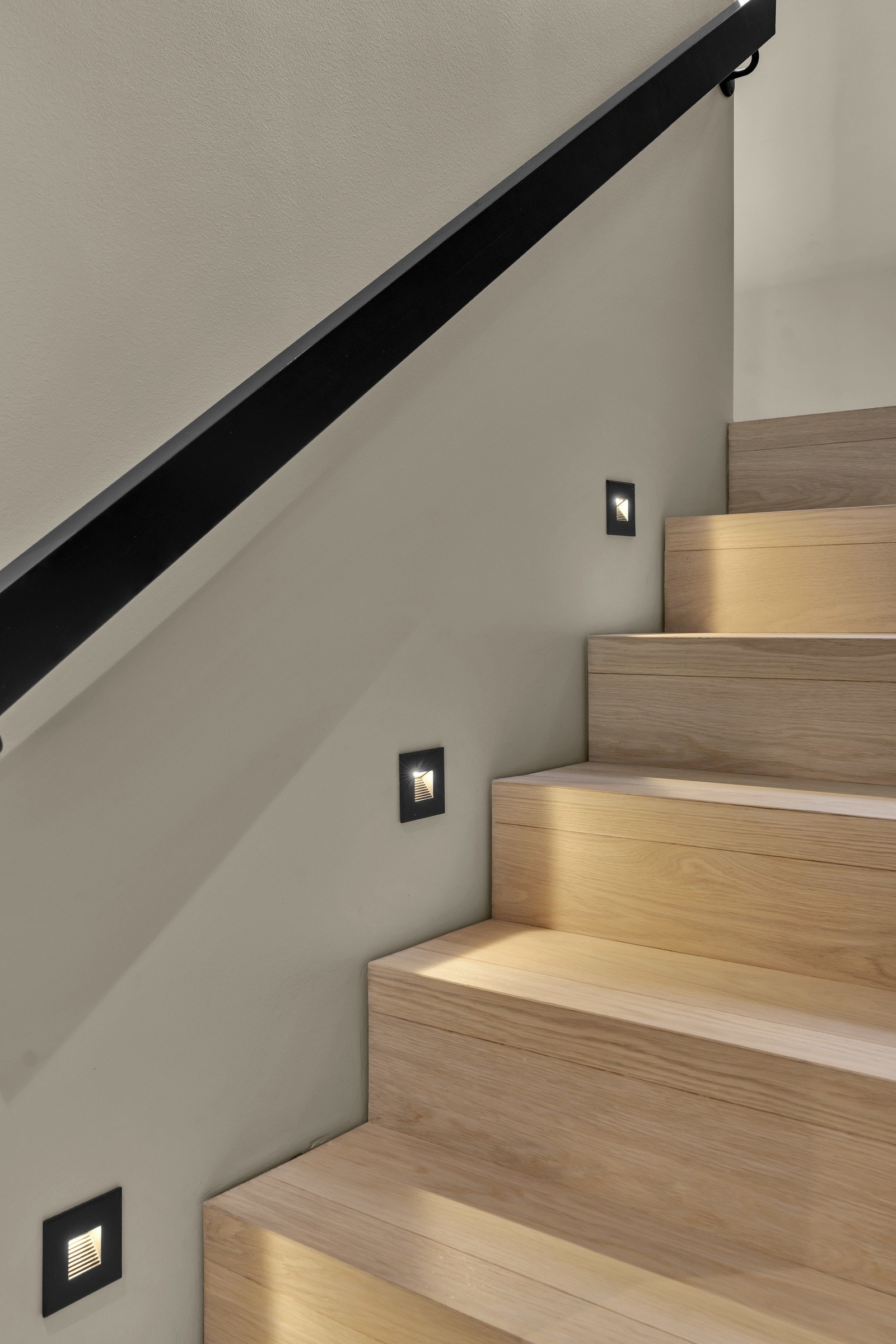 Trappen er lyssatt med downlights. Galleribilde