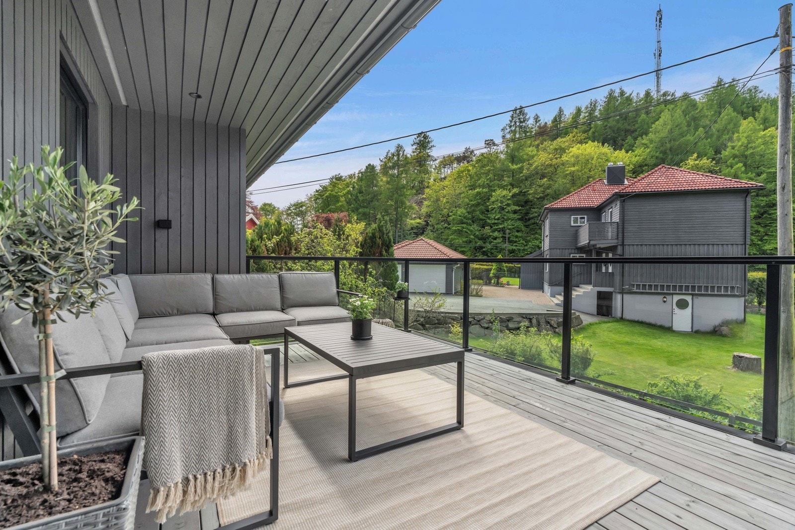 Terrassen er solrik med sen kveldsol og god plass til møblering. Galleribilde