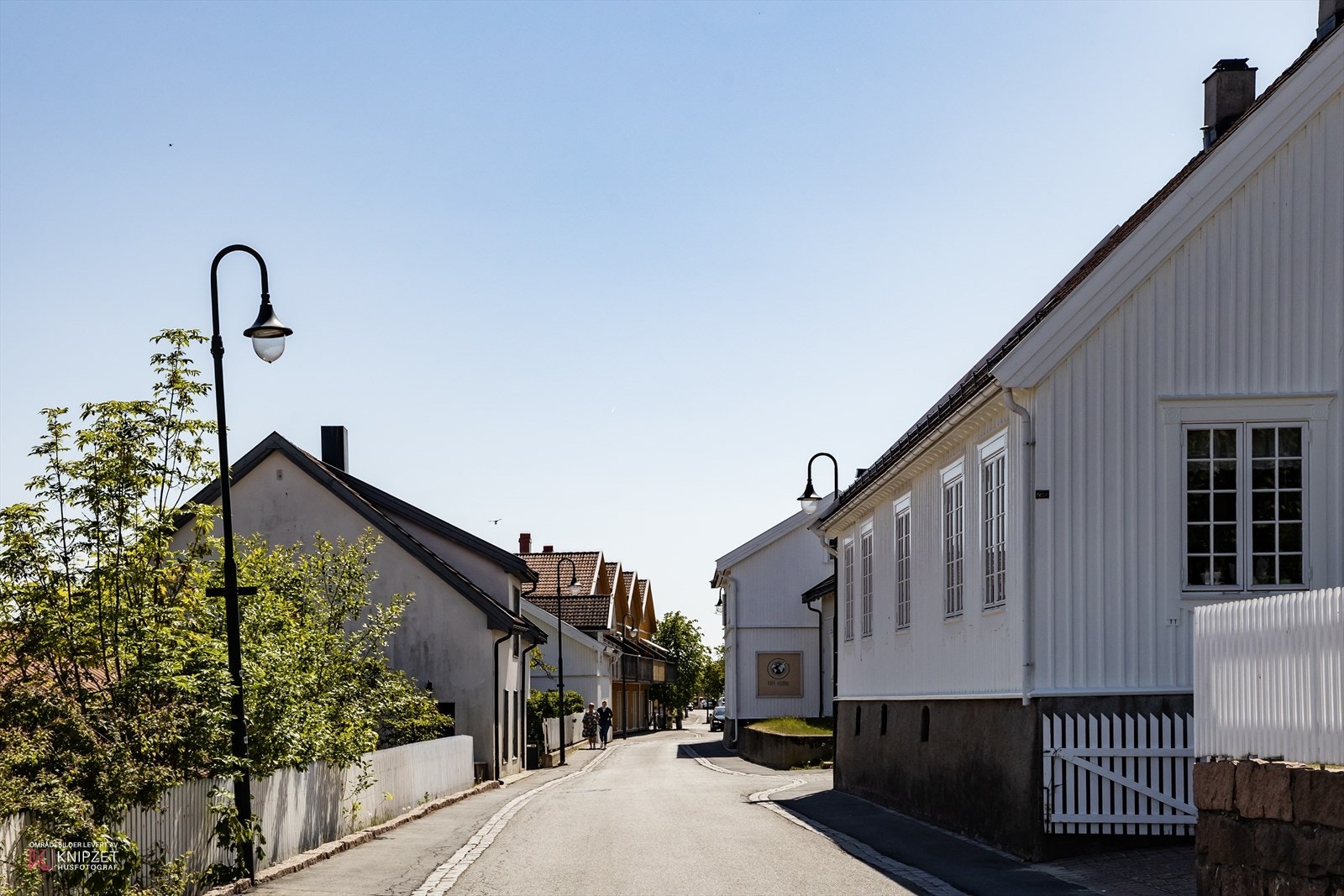 Eiendommen ligger i et hyggelig og maritimt miljø med en blanding av eldre trehus og nyere boliger. Galleribilde