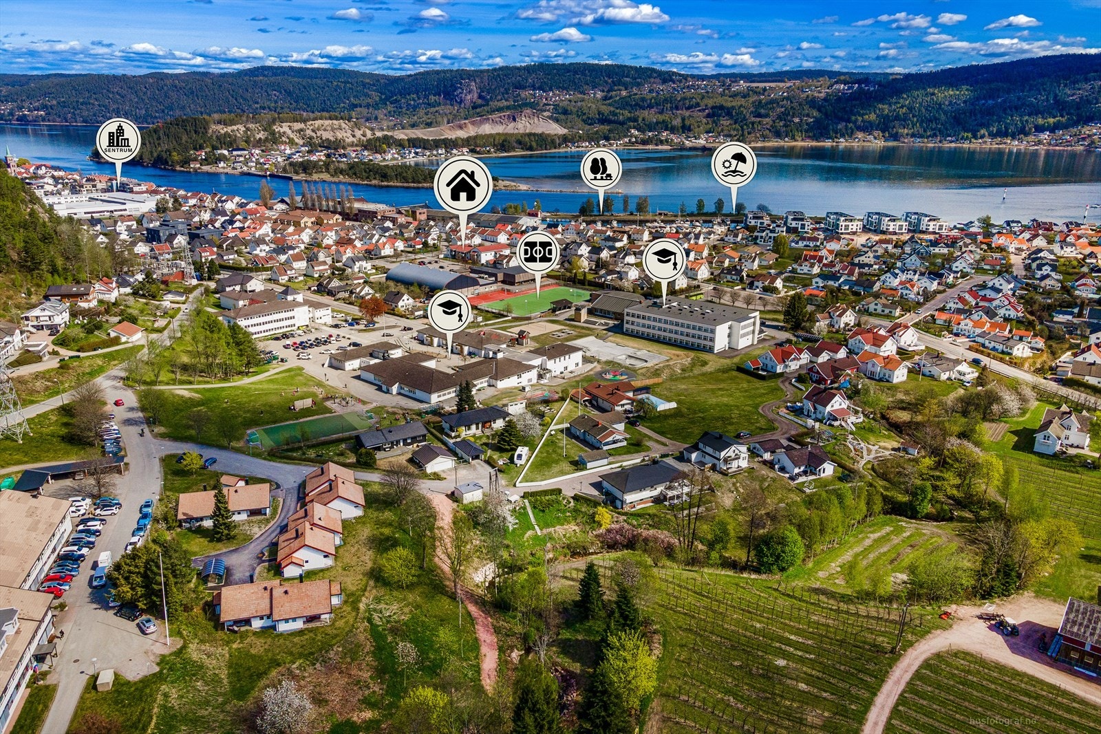 En oversikt som viser den sentrale beliggenheten med kort vei til skoler, idrettsanlegg og sjøen. Galleribilde