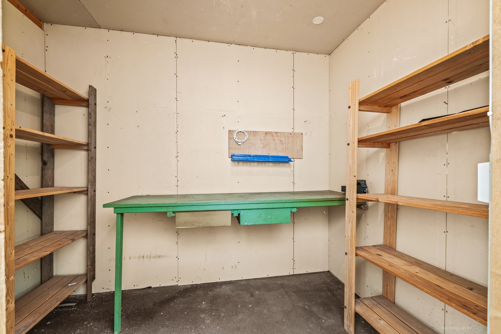 Til leiligheten hører en ekstern bod på 5 m² i felles rekke, med god plass til lagring. Galleribilde