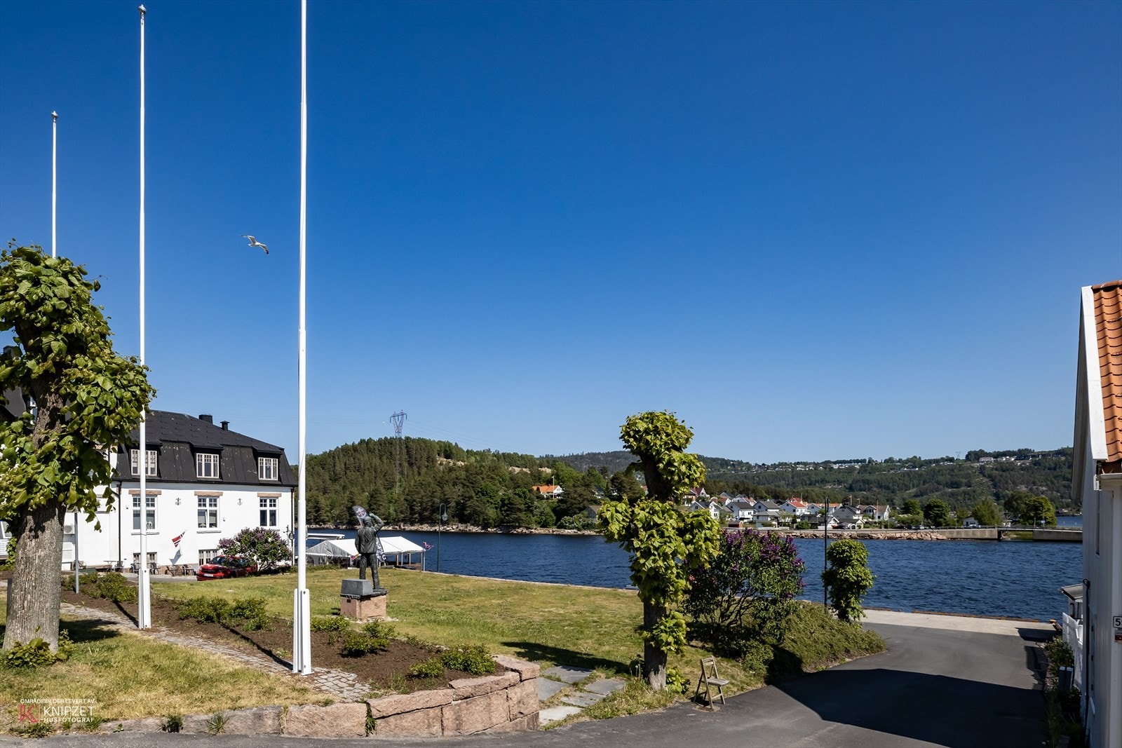 Det er kort gangavstand til Svelvik sentrum med butikker, kafé, offentlige kontorer og båthavn. Galleribilde